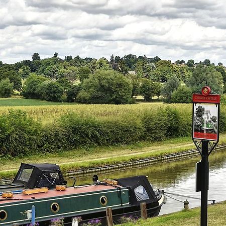 Narrowboat At Weedon Hotel Weedon Bec Exterior photo