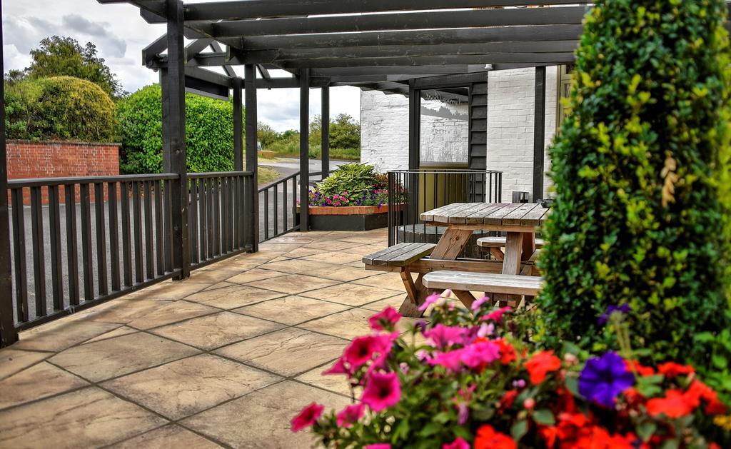 Narrowboat At Weedon Hotel Weedon Bec Exterior photo