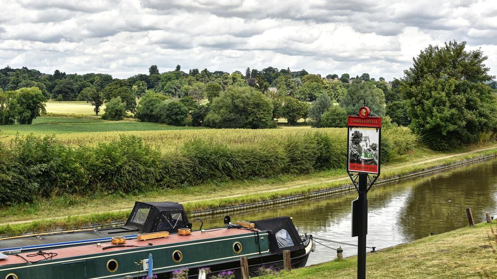 Narrowboat At Weedon Hotel Weedon Bec Exterior photo